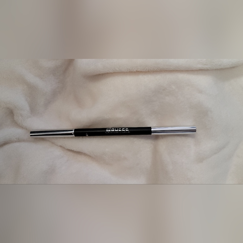 Doucce smudge resistant eyeliner with smudger